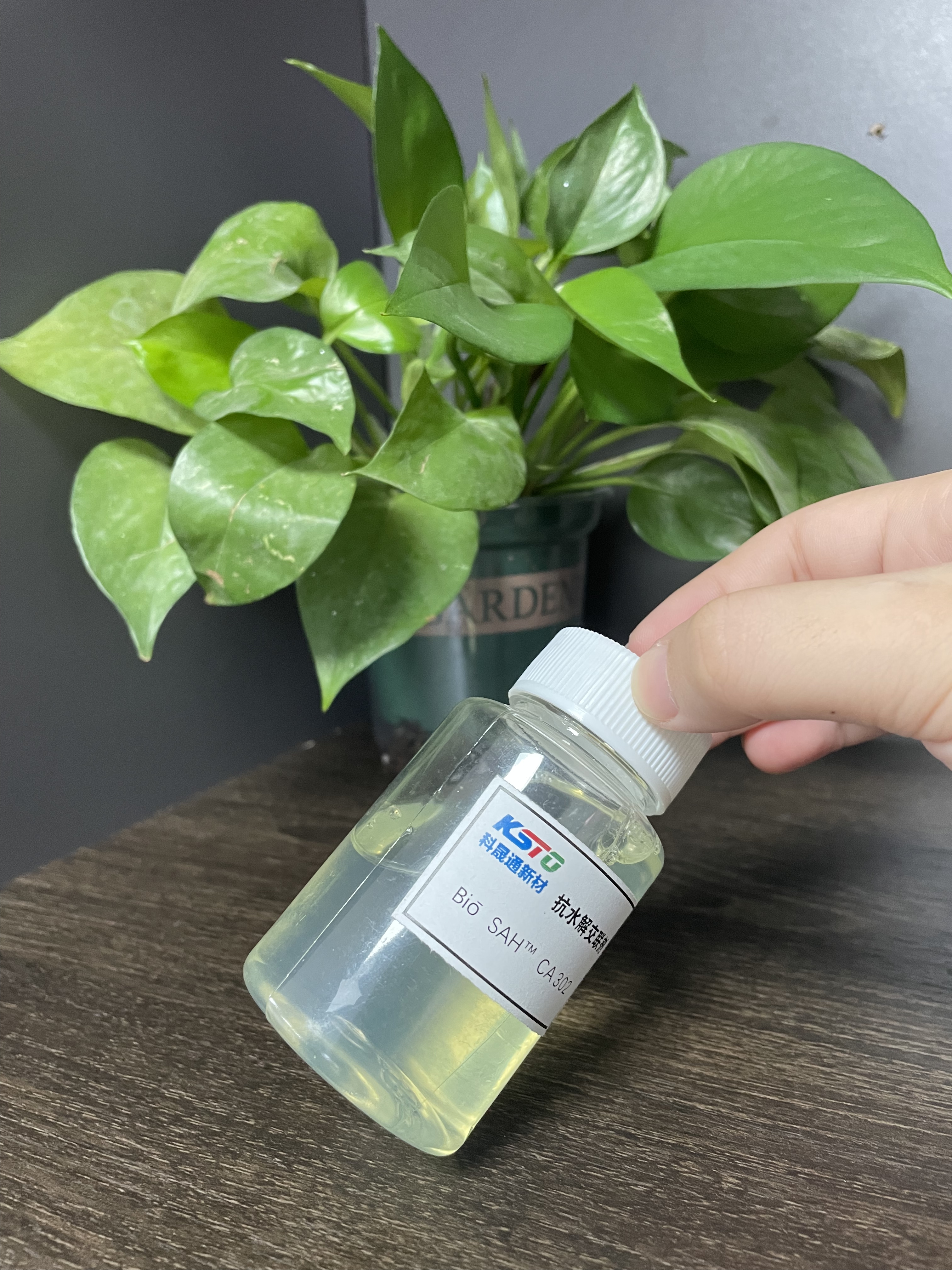 BIO- SAH ™ CA302 पॉलीमेरिक कार्बोडिमाइड रंगहीन रंगहीन थोड़ा पीला पारदर्शी जलीय घोल