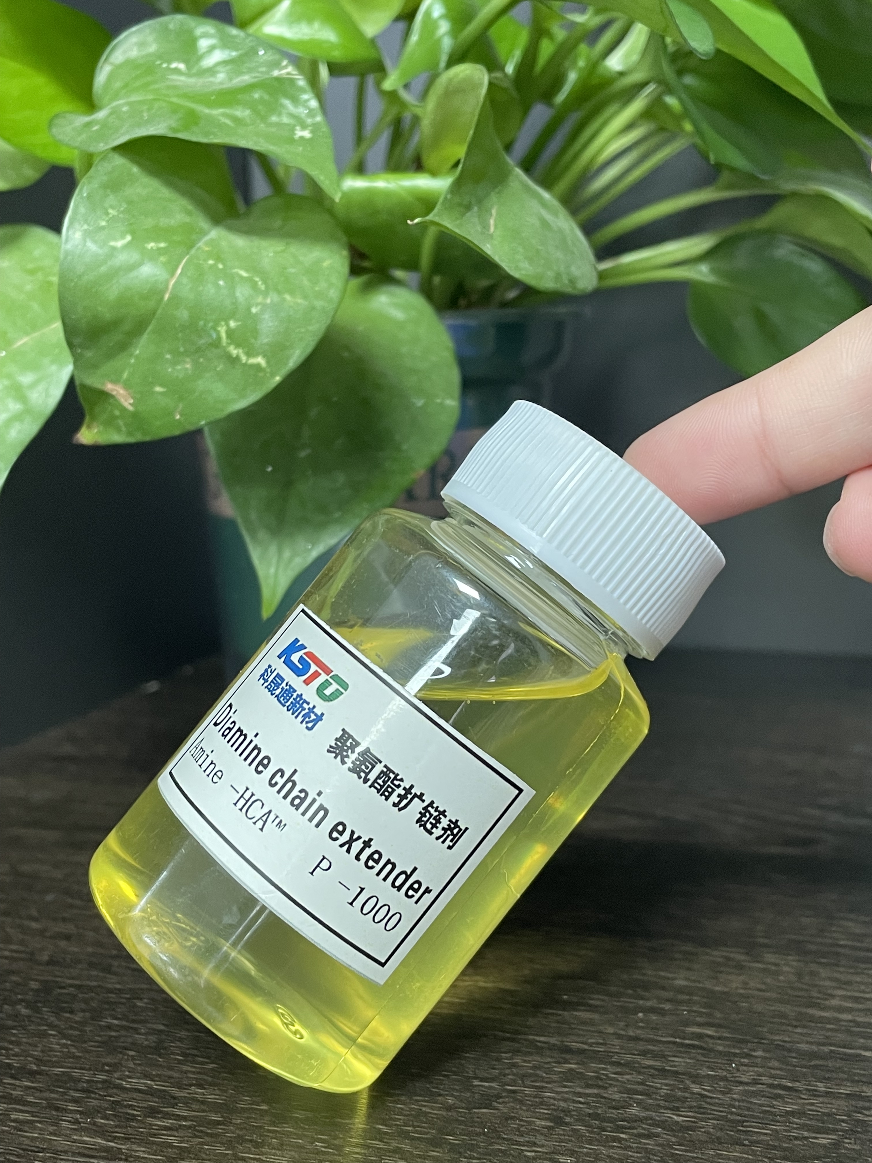 एमाइन-एचसीए ™ पी -1000 एम्बर विस्कोस लिक्विड डायमाइन चेन एक्सटेंडर स्प्रेइंग सिस्टम के लिए