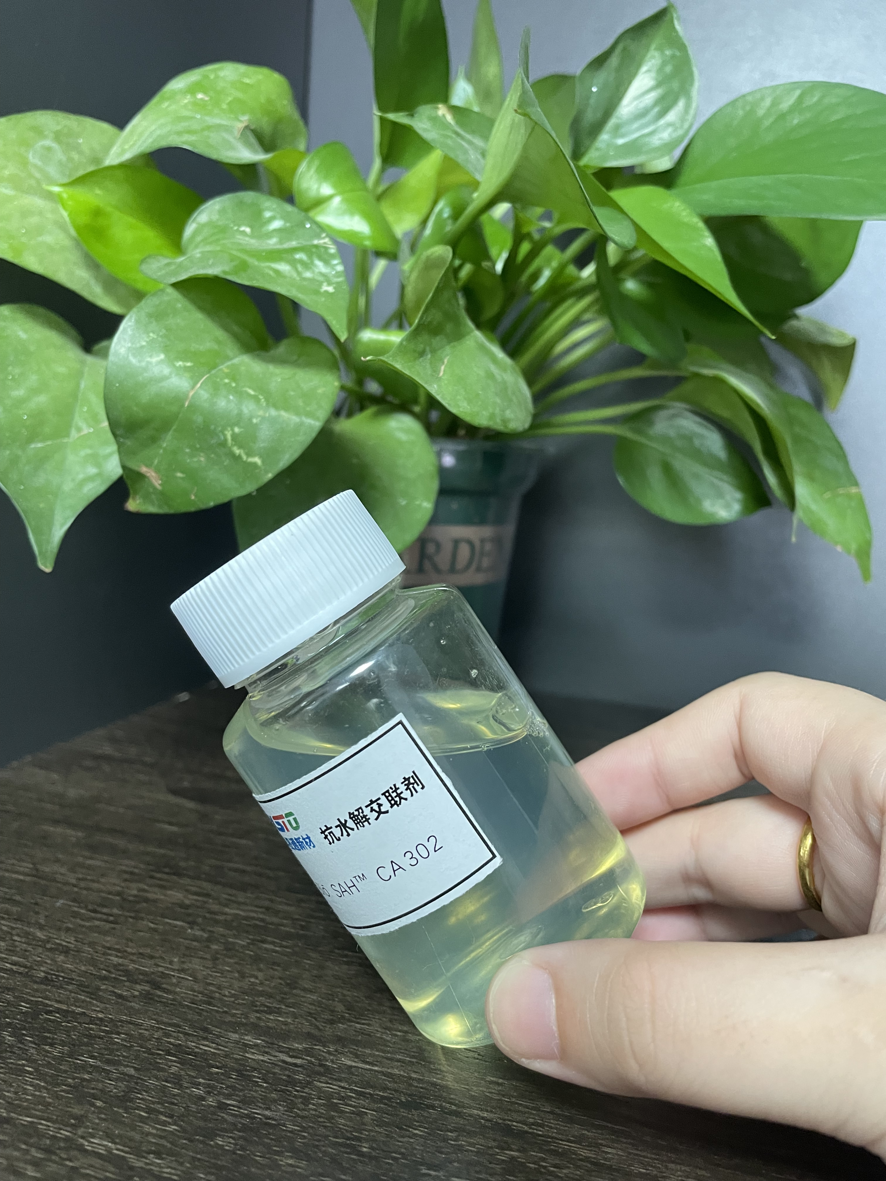 BIO-SAH ™ CA302 CARBODIIMIDE क्रॉसलिंकिंग एजेंट फॉर वाटरबोर्न पॉलीयुरेथेन