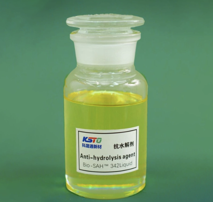 छवि सामग्री पर एंटी-हाइड्रोलिसिस एजेंटों के आवेदन को दिखाती है, पानी की गिरावट के खिलाफ उनके सुरक्षात्मक प्रभाव को उजागर करती है और पॉलिमर के स्थायित्व को बढ़ाती है।